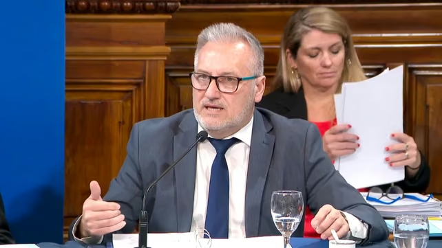 LT8am830's tweet photo. #ElPrimero
"Marcelo Campoy, director de Vialidad Nacional dejó muchas dudas en @SenadoArgentina. ¿Qué se hace con la plata del impuesto a los combustibles líquidos? Aumentó casi 1400% desde 2023. Lo afectado a rutas sería de casi $ 1,5 billón, pero no recibimos nada"
@marcelewan https://t.co/mHGqPTx6E3