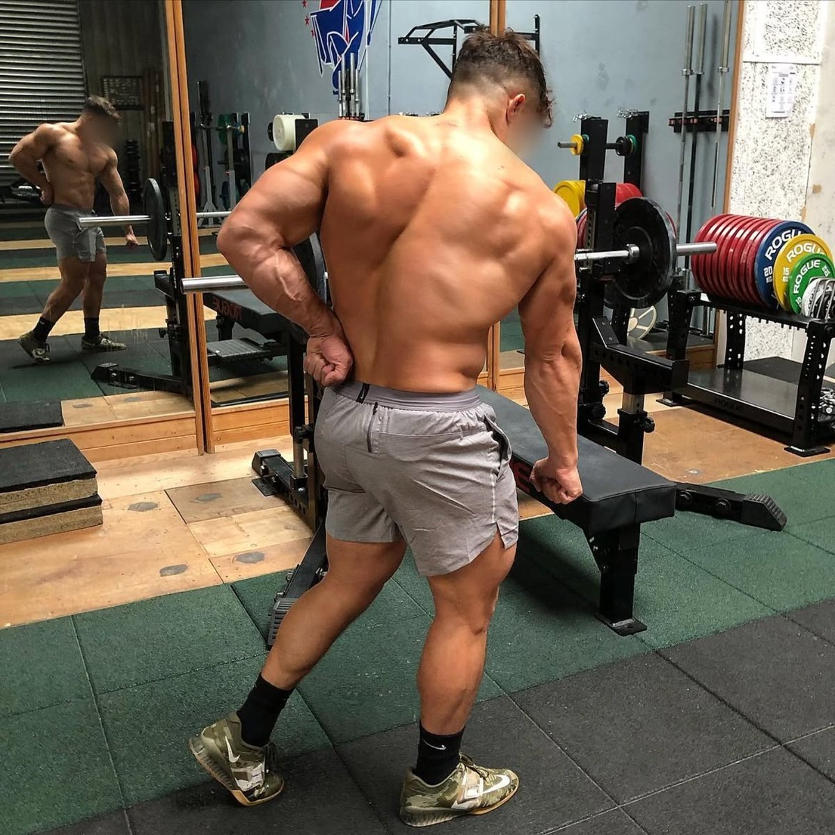 Anonymbuilder_'s tweet photo. Huge back https://t.co/Ab65uRrpWe
