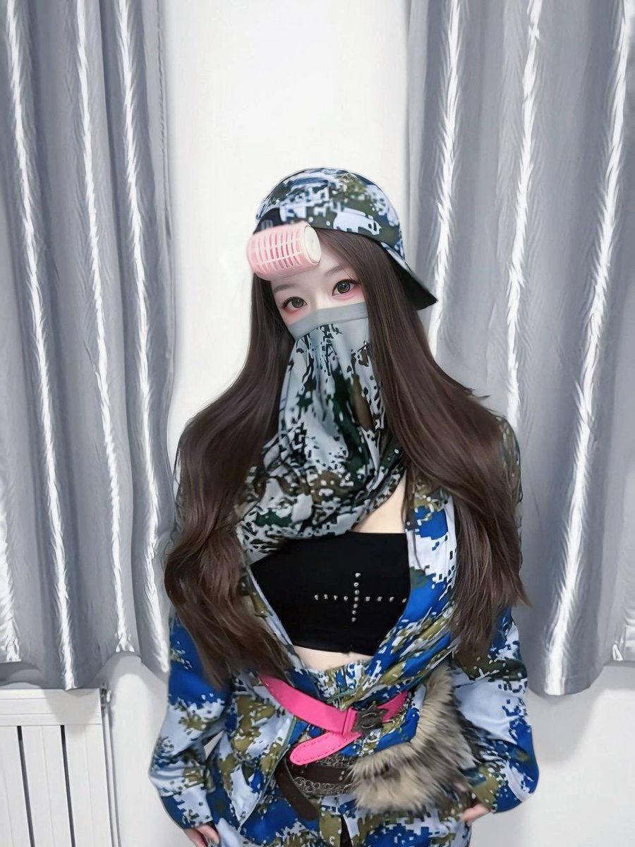 EmeliaKitc7dk's tweet photo. 军训的时候悄悄地露出 这样不会被强奸吧 #反差 #大一 #母狗 https://t.co/YvvaIGD1Et