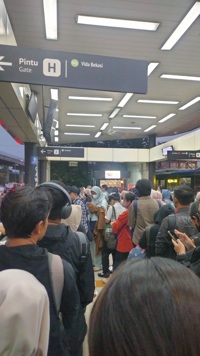 adrfkim0211's tweet photo. tumben bus B41 nya lagi dikit min, biasanya ga ada 10 menit bus nya dateng terus @PT_Transjakarta https://t.co/5xhALEWYvw
