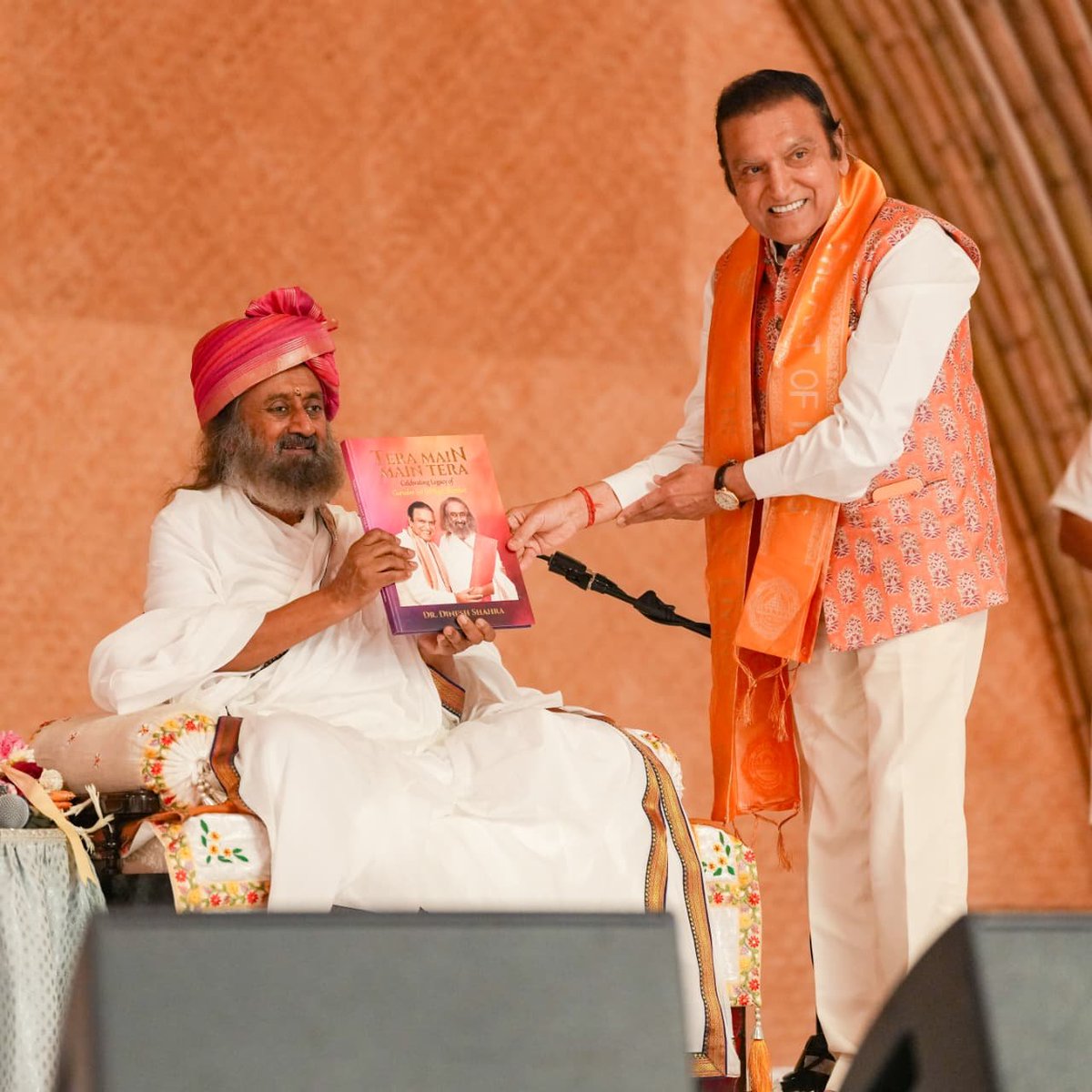 ShahraDinesh's tweet photo. Delighted to present @Gurudev with my Coffee Table Book — “Tera Main, Main Tera.”
Inspired by his beautiful assurance:
“अपनी सारी worries मुझे दे दो… Main tumhara hoon.”
A small, heartfelt expression of gratitude for 45 years of spreading love, joy &amp; celebration. @ArtofLiving https://t.co/fcjY98Giyl