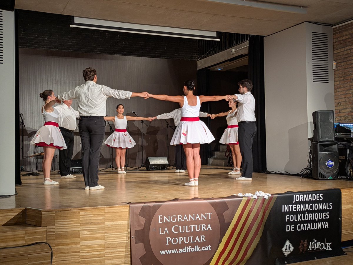 SCELaLira's tweet photo. Ahir vam tenir l’honor d’acollir a La Lira les Jornades Internacionals Folkòriques! 🎶

El "Grupo Folklórico Cielito Lindo" ens va oferir una preciosa mostra de danses populars mexicanes, i el nostre Grup Sardanista Maig ens va fer gaudir d’una exhibició de sardanes.💃🤝 https://t.co/WbJf2DKOwN