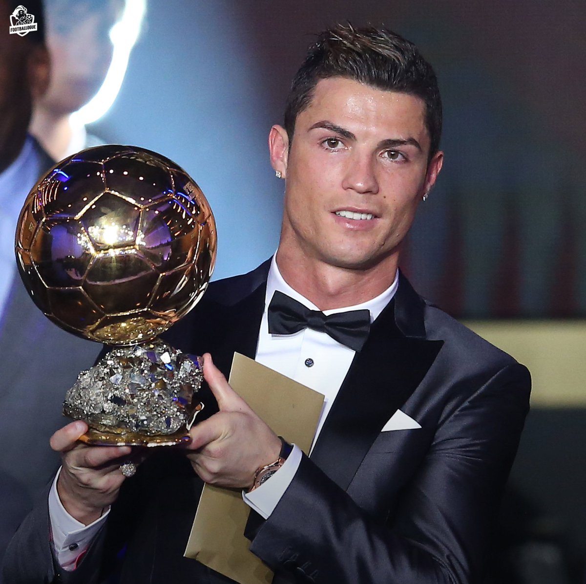 Footballogue's tweet photo. 𝗟'𝗜𝗠𝗣𝗢𝗥𝗧𝗔𝗡𝗖𝗘 𝗗𝗘𝗦 𝗚𝗥𝗢𝗦 𝗧𝗥𝗢𝗣𝗛𝗘́𝗘𝗦 𝗣𝗢𝗨𝗥 𝗥𝗘𝗠𝗣𝗢𝗥𝗧𝗘𝗥 𝗟𝗘 𝗕𝗔𝗟𝗟𝗢𝗡 𝗗'𝗢𝗥... 👀🏆

Sur les 20 dernières années, 𝘀𝗲𝘂𝗹𝗲𝗺𝗲𝗻𝘁 𝟰 𝗕𝗮𝗹𝗹𝗼𝗻𝘀 𝗱'𝗢𝗿 ont été décerné à des joueurs n'ayant pas remporté de trophée majeur (LDC ou compétition internationale), et pas à n'importe qui : 

✅ 🇮🇹 Fabio Cannavaro - 𝗖𝗼𝘂𝗽𝗲 𝗱𝘂 𝗠𝗼𝗻𝗱𝗲
✅ 🇧🇷 Kaká -  𝗟𝗶𝗴𝘂𝗲 𝗱𝗲𝘀 𝗖𝗵𝗮𝗺𝗽𝗶𝗼𝗻𝘀
✅ 🇵🇹 Cristiano Ronaldo - 𝗟𝗶𝗴𝘂𝗲 𝗱𝗲𝘀 𝗖𝗵𝗮𝗺𝗽𝗶𝗼𝗻𝘀
✅ 🇦🇷 Lionel Messi -  𝗟𝗶𝗴𝘂𝗲 𝗱𝗲𝘀 𝗖𝗵𝗮𝗺𝗽𝗶𝗼𝗻𝘀

❌ 🇦🇷 𝗟𝗜𝗢𝗡𝗘𝗟 𝗠𝗘𝗦𝗦𝗜 - 𝗔𝗨𝗖𝗨𝗡 𝗧𝗜𝗧𝗥𝗘 𝗠𝗔𝗝𝗘𝗨𝗥

✅ 🇦🇷 Lionel Messi - 𝗟𝗶𝗴𝘂𝗲 𝗱𝗲𝘀 𝗖𝗵𝗮𝗺𝗽𝗶𝗼𝗻𝘀

❌ 🇦🇷 𝗟𝗜𝗢𝗡𝗘𝗟 𝗠𝗘𝗦𝗦𝗜 - 𝗔𝗨𝗖𝗨𝗡 𝗧𝗜𝗧𝗥𝗘 𝗠𝗔𝗝𝗘𝗨𝗥
❌ 🇵🇹 𝗖𝗥𝗜𝗦𝗧𝗜𝗔𝗡𝗢 𝗥𝗢𝗡𝗔𝗟𝗗𝗢 - 𝗔𝗨𝗖𝗨𝗡 𝗧𝗜𝗧𝗥𝗘 𝗠𝗔𝗝𝗘𝗨𝗥

✅ 🇵🇹 Cristiano Ronaldo -  𝗟𝗶𝗴𝘂𝗲 𝗱𝗲𝘀 𝗖𝗵𝗮𝗺𝗽𝗶𝗼𝗻𝘀
✅ 🇦🇷 Lionel Messi -  𝗟𝗶𝗴𝘂𝗲 𝗱𝗲𝘀 𝗖𝗵𝗮𝗺𝗽𝗶𝗼𝗻𝘀
✅ 🇵🇹 Cristiano Ronaldo - 𝗟𝗗𝗖 & 𝗘𝘂𝗿𝗼 𝟮𝟬𝟭𝟲
✅ 🇵🇹 Cristiano Ronaldo - 𝗟𝗶𝗴𝘂𝗲 𝗱𝗲𝘀 𝗖𝗵𝗮𝗺𝗽𝗶𝗼𝗻𝘀
✅ 🇭🇷 Luka Modrić -  𝗟𝗶𝗴𝘂𝗲 𝗱𝗲𝘀 𝗖𝗵𝗮𝗺𝗽𝗶𝗼𝗻𝘀

❌ 🇦🇷 𝗟𝗜𝗢𝗡𝗘𝗟 𝗠𝗘𝗦𝗦𝗜 - 𝗔𝗨𝗖𝗨𝗡 𝗧𝗜𝗧𝗥𝗘 𝗠𝗔𝗝𝗘𝗨𝗥

✅ 🇦🇷 Lionel Messi - 𝗖𝗼𝗽𝗮 𝗔𝗺𝗲́𝗿𝗶𝗰𝗮
✅ 🇫🇷 Karim Benzema - 𝗟𝗶𝗴𝘂𝗲 𝗱𝗲𝘀 𝗖𝗵𝗮𝗺𝗽𝗶𝗼𝗻𝘀
✅ 🇦🇷 Lionel Messi -  𝗖𝗼𝘂𝗽𝗲 𝗱𝘂 𝗠𝗼𝗻𝗱𝗲
✅ 🇪🇸 Rodri - 𝗘𝘂𝗿𝗼 𝟮𝟬𝟮𝟰
✅ 🇫🇷 Ousmane Dembélé - 𝗟𝗶𝗴𝘂𝗲 𝗱𝗲𝘀 𝗖𝗵𝗮𝗺𝗽𝗶𝗼𝗻𝘀

Une statistique qui donne donc plus de chance historiquement à un Espagnol ou à un parisien cette année !

Vous pensez qu'un Kane ou qu'un Mbappé puisse l'emporter quand même ? 🤔