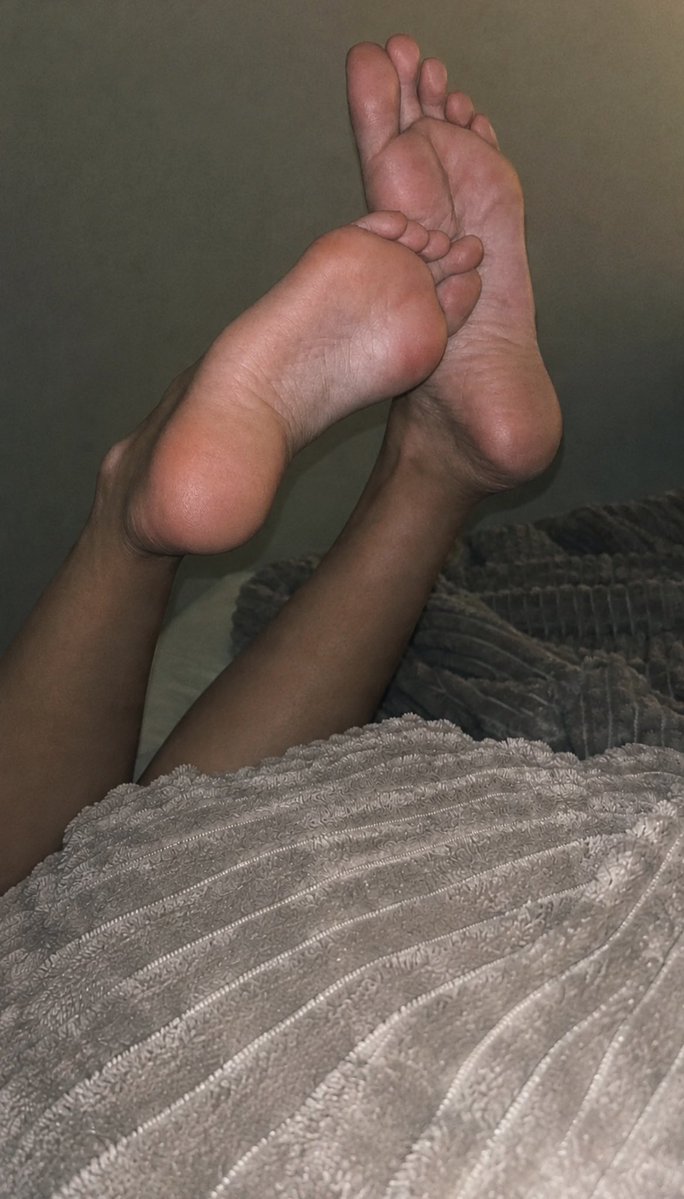 Goddess_Queen19's tweet photo. Leżę, a wy już wiecie, co robić.
Jesteście kundle i bankomaty.
Nie pytacie. Generujecie Blik i oddajecie. 🖤💳
#findom #findompl #blik #bliczek #dojenie #frajer #bankomat #feet https://t.co/0ULVIcrFKE