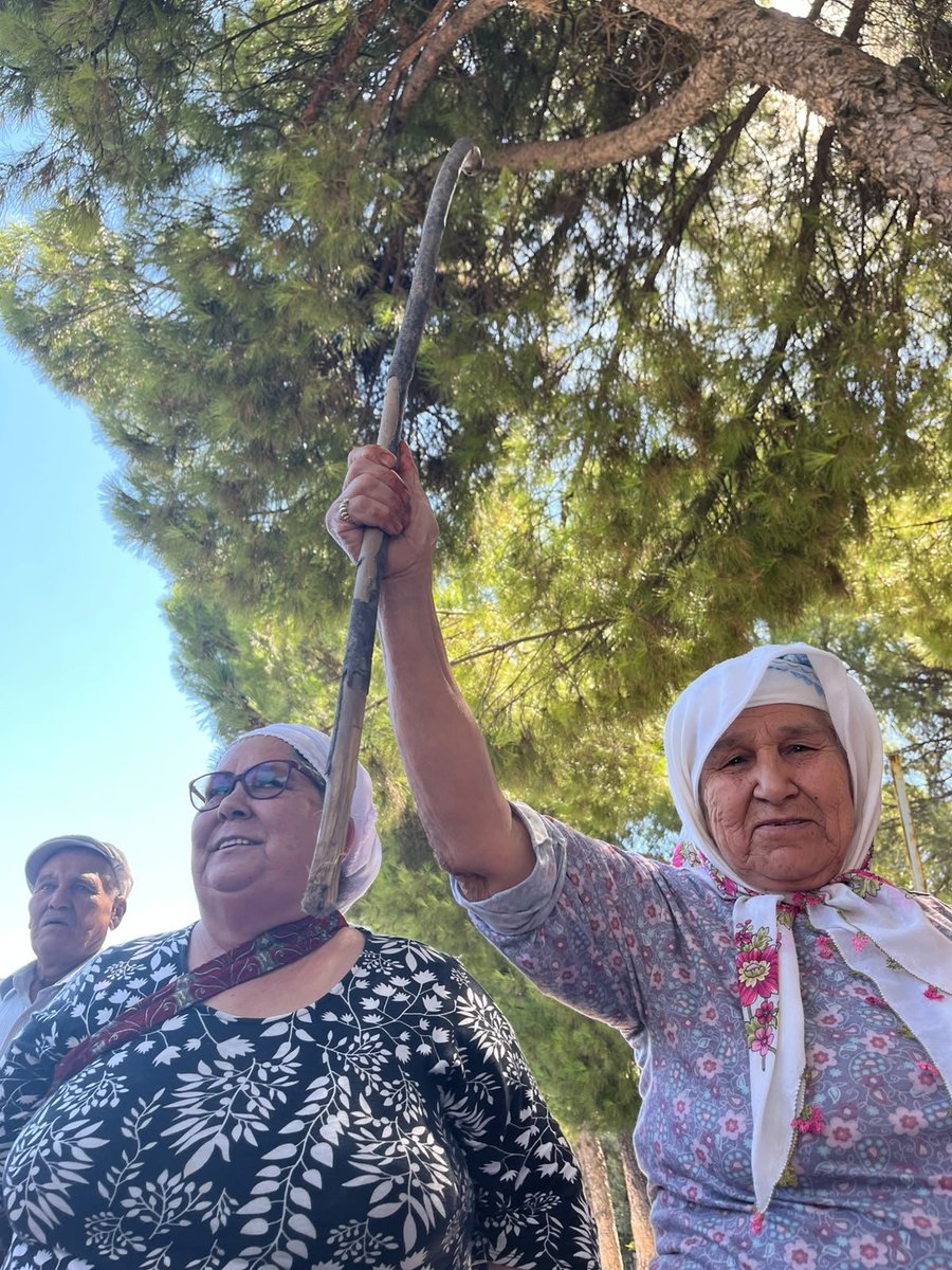 ikizkoydireniyo's tweet photo. Akbelen’den gencimizle yaşlımızla Deştin’in Muğla 1. idare mahkemesi önündeki adalet nöbetinde dayanışma içinde olmak için geldik. Köylerimiz, toprağımız, zeytinimiz bizimdir; kârı için memleketimizi yok etmeye çalışan şirketlerin değil. 

#DeştinÇayıÖzgürAkacak
@destincevre https://t.co/mymKsUi4P4
