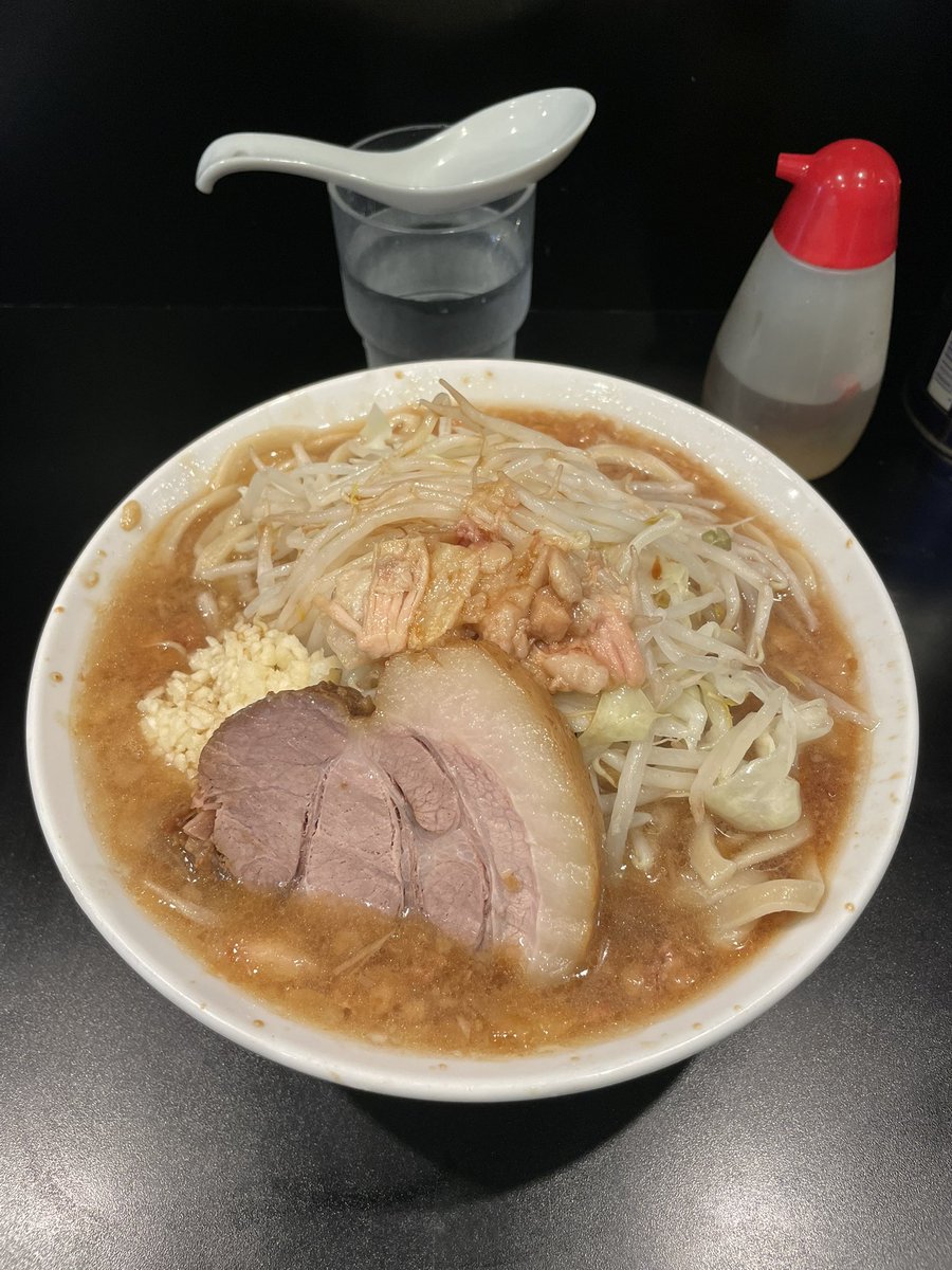 gsx_k8's tweet photo. 豚星。〜乳化〜@旗の台駅

ミニラーメン 

ニンニクスコシアブラカラメ

豚風。からのリニューアル後に初訪問🍜

豚感たっぷりの濃厚スープ最高に美味しかったなー🔥大満足✌️

店の裏に自販機の豚星🍜🤩

ご馳走様でした🙏 https://t.co/rUKfV3y1eS
