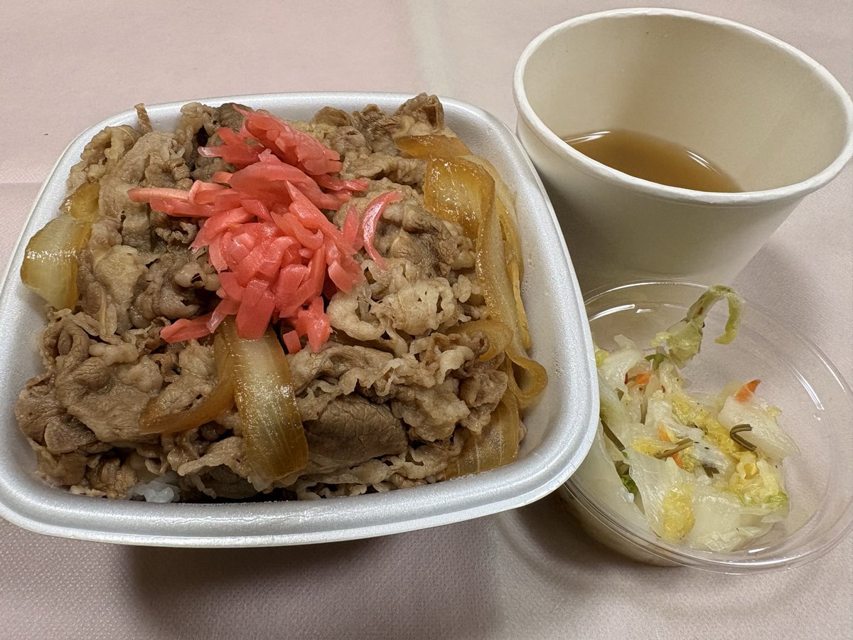 pompokoponhide's tweet photo. 用事で時間がなく、今日の晩メシは吉��家🐮🍚

牛丼は超特盛り‼️🤣
お新香セットでガッツリいただきました😋

時間がない時はやっぱり牛丼ですね👍
美味しかったー！✨ https://t.co/4vMMr5oP3W