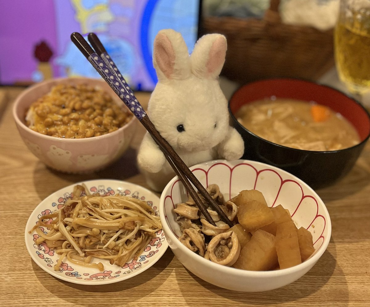 usatan0141's tweet photo. 納豆ご飯、豚汁、えのきバター、イカ大根だよ。うたたん https://t.co/tkclVokqGs