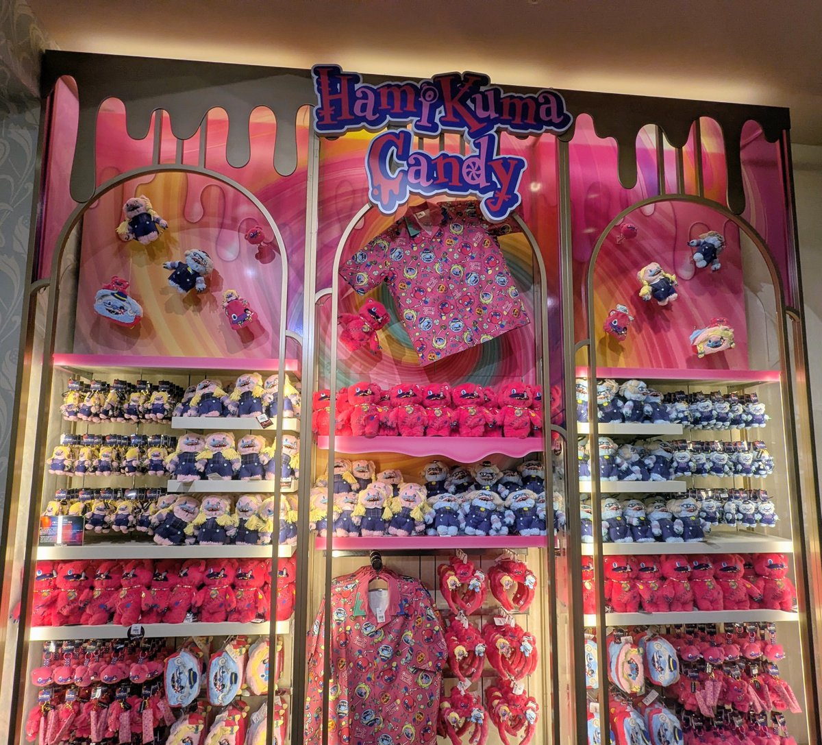 usj1's tweet photo. #USJ ホラーナイト 転売状況
現在
①ハミクマ
②バイオのリッカー・ポップコーンバケツ
プリマサイトで転売が確認されています

①ハミクマは転売全く売れず爆死状態
②が売れまくって転売屋のエジキに

USJさん②バイオは1人1個に対策強化すべきと思う
ハミクマは個数制限解除してUSJで販売強化必要 https://t.co/SqzqQjNJ0U