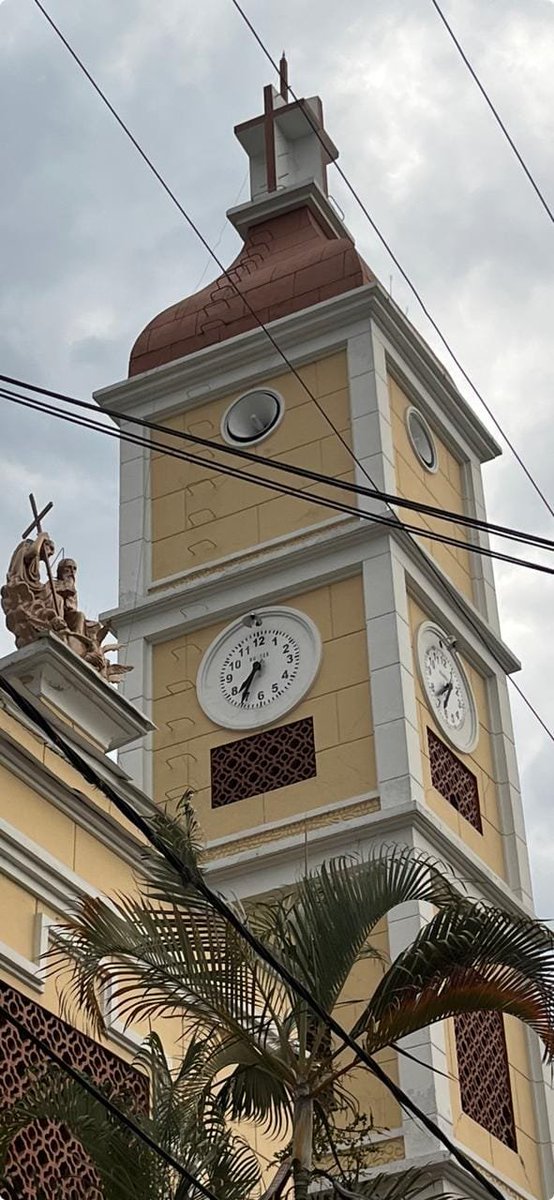 chirinosmcbo's tweet photo. @MananasBlu @BluRadioCo @ricarospina el reloj del campanario de la iglesia de la santísima Trinidad de Pereira quedó como testigo a la hora del terremoto, hoy tendremos una velaton a las afueras del templo a las 7:00 pm https://t.co/ROW7WiNUlY