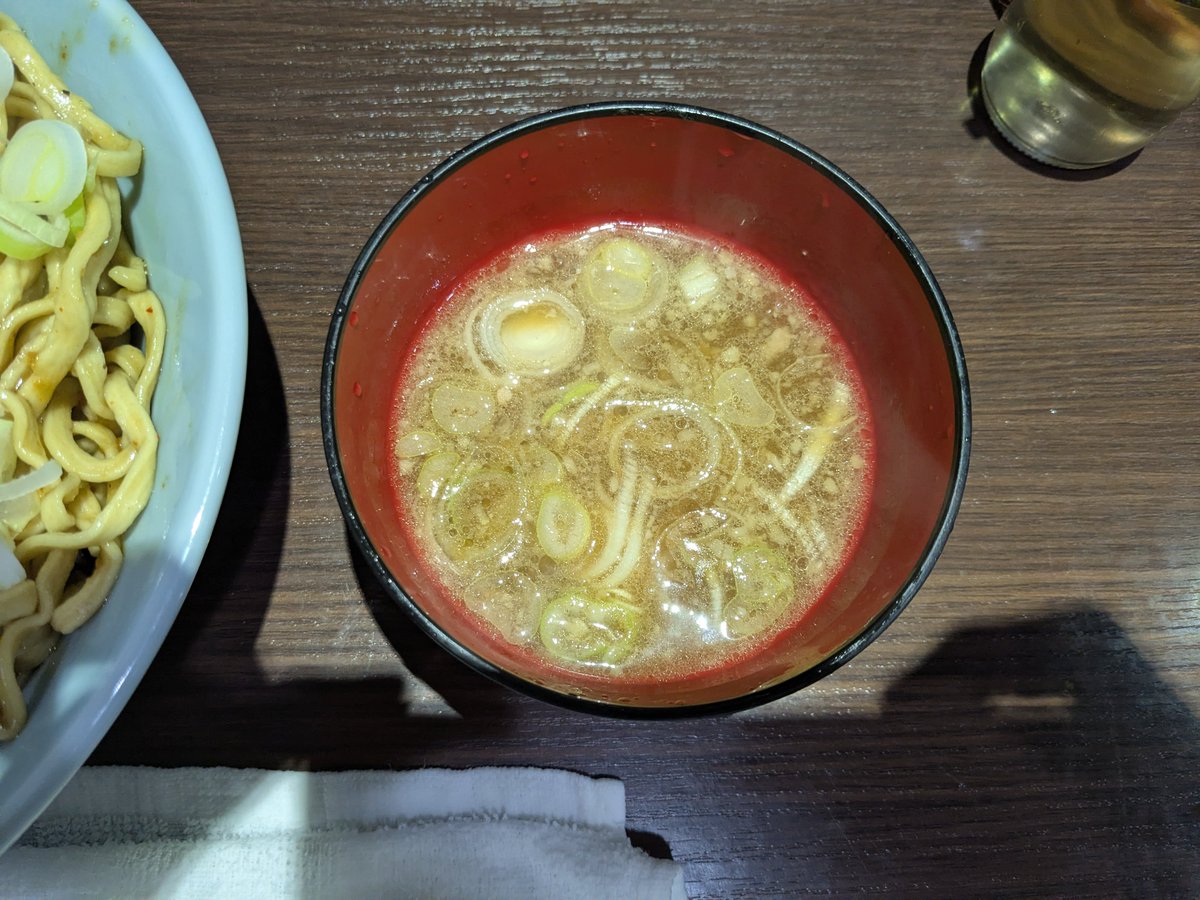 gomalovesramen's tweet photo. 富士丸　西早稲田店

純ブタ麺食べた。
スープの使い方は特に決まってないらしい。
しょっぱめなのでそのまま飲むというより、後半丼に入れて味変とか、麺つけてたべるとかがおすすめ。 https://t.co/AsACZnLPUe