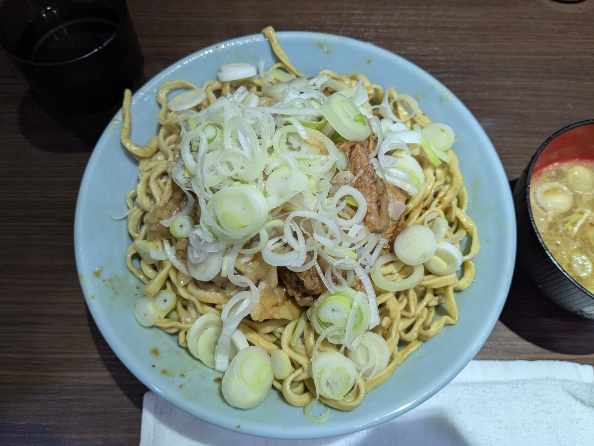 gomalovesramen's tweet photo. 富士丸　西早稲田店

純ブタ麺食べた。
スープの使い方は特に決まってないらしい。
しょっぱめなのでそのまま飲むというより、後半丼に入れて味変とか、麺つけてたべるとかがおすすめ。 https://t.co/AsACZnLPUe