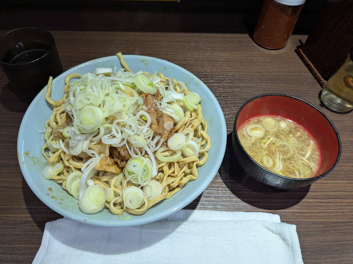 gomalovesramen's tweet photo. 富士丸　西早稲田店

純ブタ麺食べた。
スープの使い方は特に決まってないらしい。
しょっぱめなのでそのまま飲むというより、後半丼に入れて味変とか、麺つけてたべるとかがおすすめ。 https://t.co/AsACZnLPUe