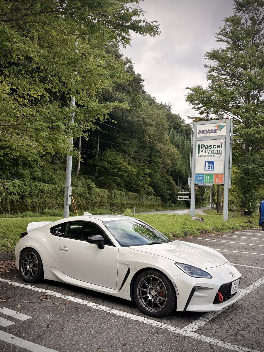 9853_ZN8's tweet photo. ブレーキの当たりつけがてら
気温18℃ (標高1100mくらい) https://t.co/rfCJtI5vYm