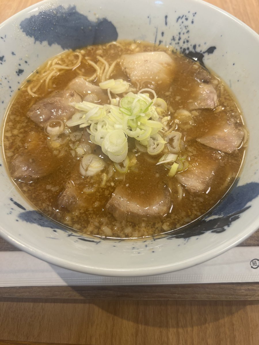 manpukumarumaru's tweet photo. 鉄人化HDの株主優待でラーメン直久へ

1000円単位の優待券と睨めっこ
悩んだ末にセットは諦める、現金100円で味噌味のチャーシュー麺にしました https://t.co/6f3gz339RU