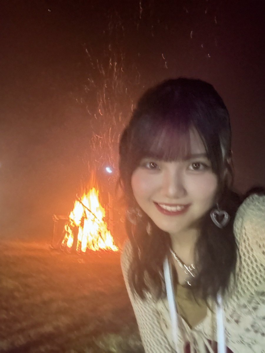 angerme_upfront's tweet photo. こんにちもち〜🍑🪽
長野桃羽です💛

アンジュルム秋ツアー
⛰️アンジュルム 2026秋 風林火山・弐⛰️

初日埼玉公演まであと2日💛(えーー！！！)

アンジュルム２回目の秋…🍁ということでどきどきわくわくなきもっち💖ちゃけど！みんなはどうですか〜？！

ふむふむ👂え！行きたい！？たのしみ！？！なんと！！

今回は春ツアーで表現した「陰と陽」の2つの世界観から更にレベルアップして、

「風林火山」四つの世界観に挑戦します🌟

そしてさらに！！大好きなスマイレージさんの曲も歌う予定ばい〜🎤⟡.·

み、みのがせない…😭❤️‍🔥❤️‍🔥❤️‍🔥

今年の秋もアンジュルムも一緒に熱くたのしみましょー！

🌟各プレイガイドにてプレイガイド先行受付、一般発売中です！🌟

詳しくはこちらから！！⬇️

チケットぴあ
▼ https://t.co/U9OaWIbiiH
イープラス
▼ https://t.co/rIsolEGAWK
ローチケ
▼ https://t.co/lrB80tdXJy

(写真は「風林火山」の「火」！！)