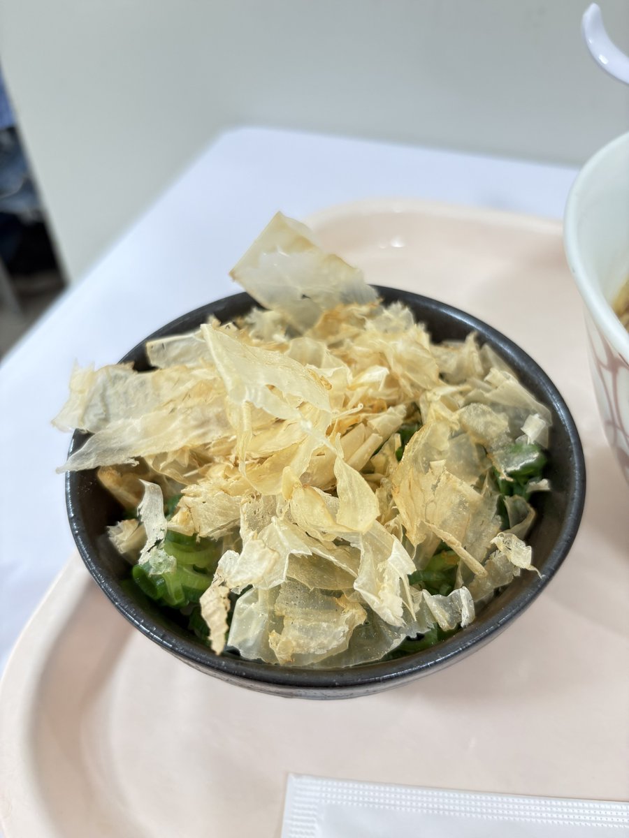 uenookachi's tweet photo. 本日のランチ
支那そばや@御徒町
（松坂屋上野店：秋のうまいもの物産展）

初日にトツゲキ🍜🐈💨💨💨

今日は醤油らぁ麺＆鮭節ご飯をチョイス。

美味いか??

美味いね。

美味いよ。

輝く透き通ったスープはまろやかで旨味に溢れキレもあり格別!!!

麺はやや柔らかめの細麺ストレート。
スープが絡み良い感じだ。

トッピングは焼豚、穂先メンマ、青葱、海苔と王道ながら、最高のバランスで油断も隙もない布陣。

そして鮭節ご飯🍚🐟✨

これも美味い。

タンカブ×タンカブはなるべく控えるわい。
気になり頼んでみたら良き。

鮭節の風味＆旨味に青葱、味付けされたご飯のトリオが覚醒している!!!

こちらも烈しくオススメだ🙌

イベントのイートインではなく、実店舗で食べたらもっと美味しいんだろうなぁとココロオドりましたとさ。

ごちそうさまでした★

＃上野 ＃御徒町 ＃ランチ ＃ラーメン