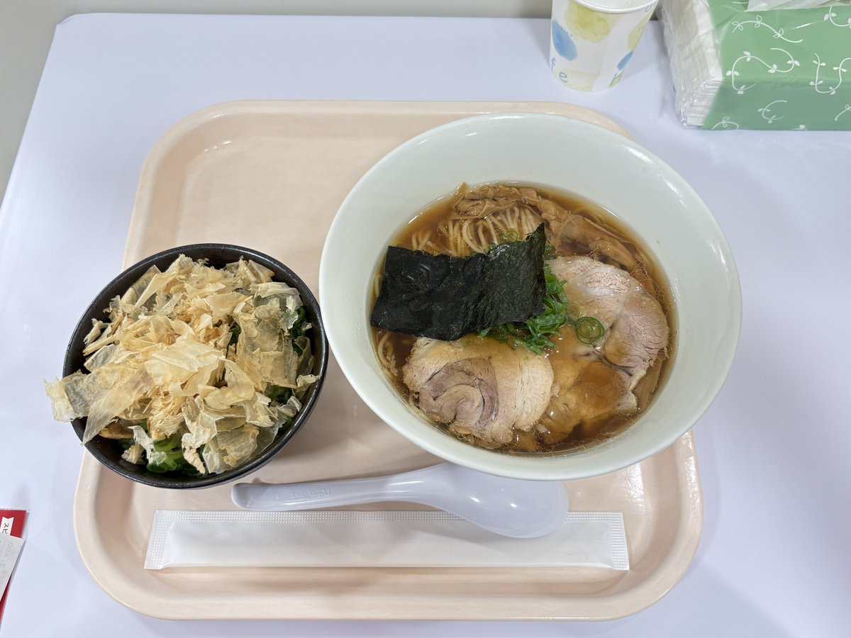 uenookachi's tweet photo. 本日のランチ
支那そばや@御徒町
（松坂屋上野店：秋のうまいもの物産展）

初日にトツゲキ🍜🐈💨💨💨

今日は醤油らぁ麺＆鮭節ご飯をチョイス。

美味いか??

美味いね。

美味いよ。

輝く透き通ったスープはまろやかで旨味に溢れキレもあり格別!!!

麺はやや柔らかめの細麺ストレート。
スープが絡み良い感じだ。

トッピングは焼豚、穂先メンマ、青葱、海苔と王道ながら、最高のバランスで油断も隙もない布陣。

そして鮭節ご飯🍚🐟✨

これも美味い。

タンカブ×タンカブはなるべく控えるわい。
気になり頼んでみたら良き。

鮭節の風味＆旨味に青葱、味付けされたご飯のトリオが覚醒している!!!

こちらも烈しくオススメだ🙌

イベントのイートインではなく、実店舗で食べたらもっと美味しいんだろうなぁとココロオドりましたとさ。

ごちそうさまでした★

＃上野 ＃御徒町 ＃ランチ ＃ラーメン