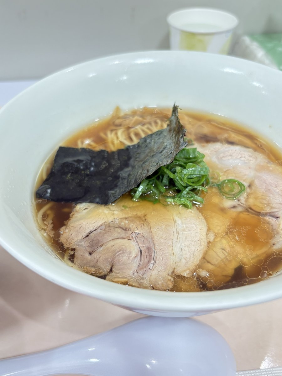 uenookachi's tweet photo. 本日のランチ
支那そばや@御徒町
（松坂屋上野店：秋のうまいもの物産展）

初日にトツゲキ🍜🐈💨💨💨

今日は醤油らぁ麺＆鮭節ご飯をチョイス。

美味いか??

美味いね。

美味いよ。

輝く透き通ったスープはまろやかで旨味に溢れキレもあり格別!!!

麺はやや柔らかめの細麺ストレート。
スープが絡み良い感じだ。

トッピングは焼豚、穂先メンマ、青葱、海苔と王道ながら、最高のバランスで油断も隙もない布陣。

そして鮭節ご飯🍚🐟✨

これも美味い。

タンカブ×タンカブはなるべく控えるわい。
気になり頼んでみたら良き。

鮭節の風味＆旨味に青葱、味付けされたご飯のトリオが覚醒している!!!

こちらも烈しくオススメだ🙌

イベントのイートインではなく、実店舗で食べたらもっと美味しいんだろうなぁとココロオドりましたとさ。

ごちそうさまでした★

＃上野 ＃御徒町 ＃ランチ ＃ラーメン