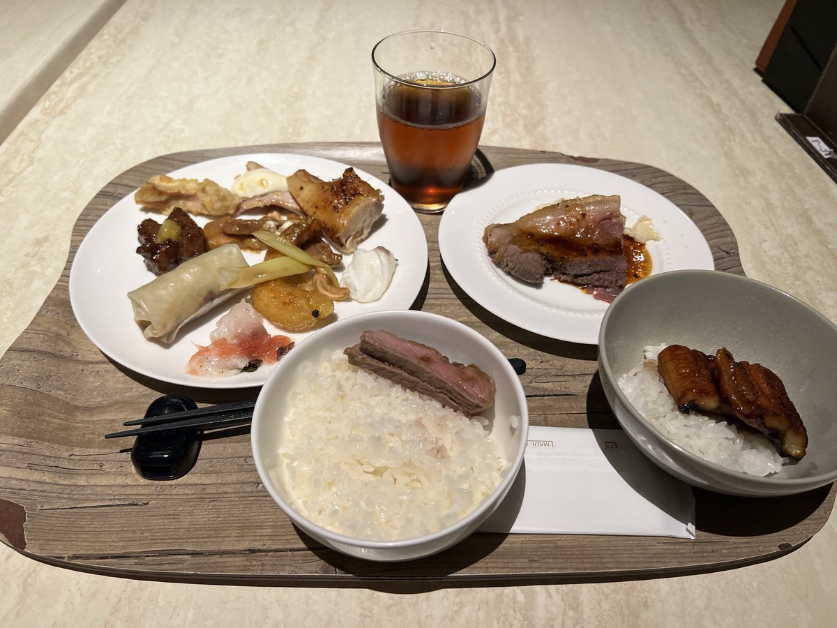 ikanowoto's tweet photo. 1人でバイキングって肩身ちょっと狭いんやなって

2人席だったはずが席が気付かぬうちに勝手に4人席になっててお盆を展開して存在感を出しています https://t.co/iwPWD60rbf