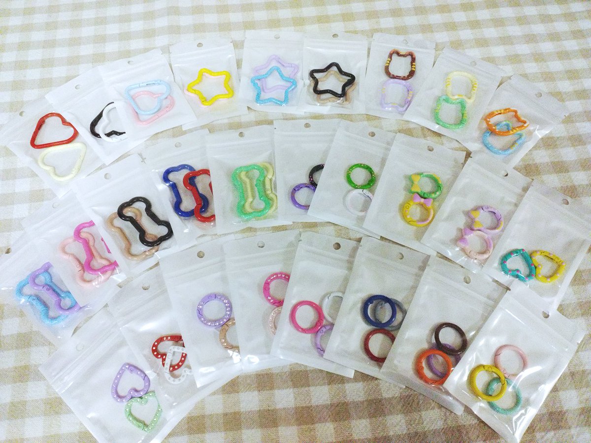 yuzawaya_hobby's tweet photo. えっ、これ全部カラビナ！？😳✨

形もカラーもこんなにいろいろ♪
推しカラーを選んで、ぬいやチャームを付ければ推し活にもぴったり🥰

あなたの推しは何色？👀💕
(札幌店より)
https://t.co/I55WTNEOQz https://t.co/j5thNvYYQu