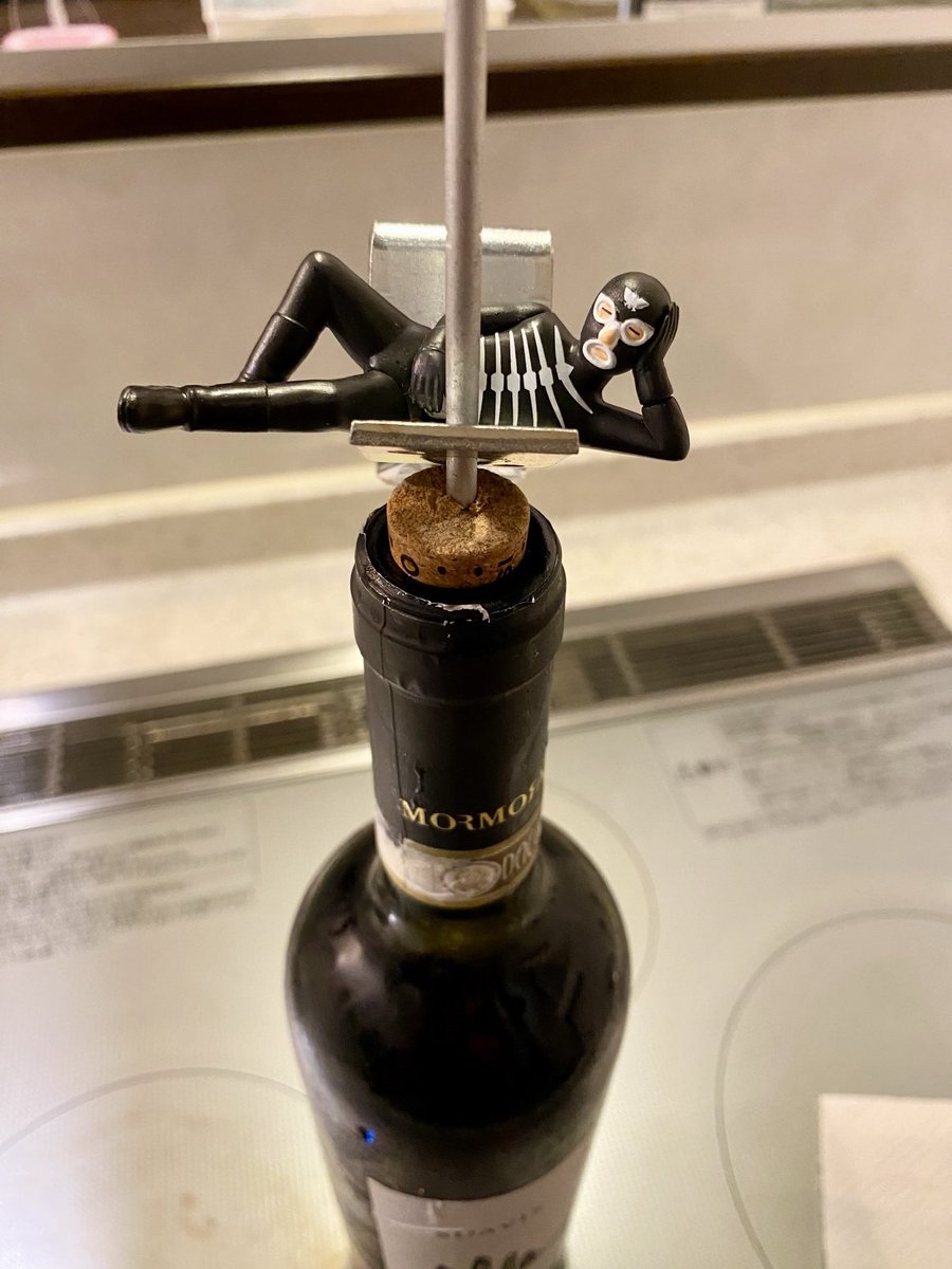 ktuhrtm's tweet photo. こんばんは☺️
お疲れ様です✋
貰ったワインを飲んでみたくて
でも、オープナーなんてオシャンな物が家にあるはずも無く
考えた結果、仕事で使っている道具で開けることに笑

手は負傷しそうなくらい痛くて
でも開けたくて笑
同業種の人には分かるタルキック！
オープナーに最適です笑

何とか開きました🍷
では、味わってみたいと思います笑

今夜もご安全に✋
＃ワイン　＃オープナー