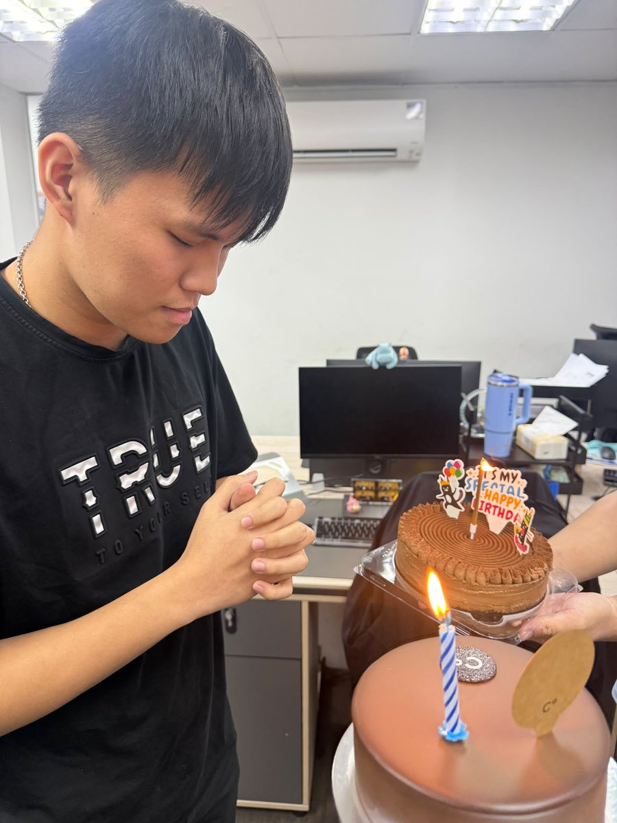 Declarators_'s tweet photo. Happy Birthday to Derrick from our Airfreight Team! 🎂✨

Thank you so much for working on your birthday!

#Declarators #Logistics #DeclaratorsCulture #BirthdayCelebration https://t.co/0dhUbFvxA1