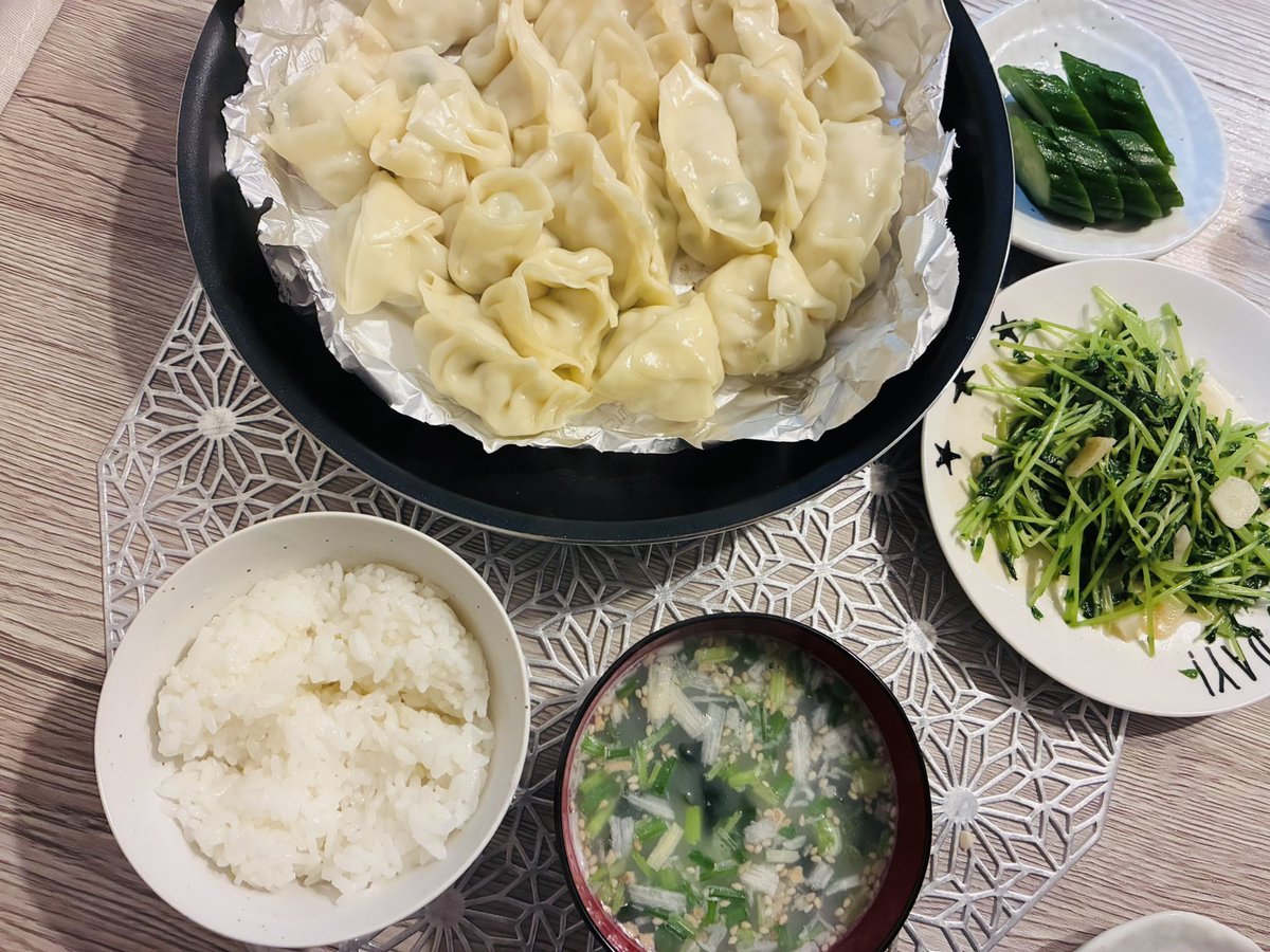 chero11299's tweet photo. #おうちご飯　#��し餃子　#豆苗ニンニク炒め　#糠漬けきゅうり

急に寒くなって喉痛い🤕

娘が餃子包んでくれて助かった🥹♡ https://t.co/1jcTVGSwId