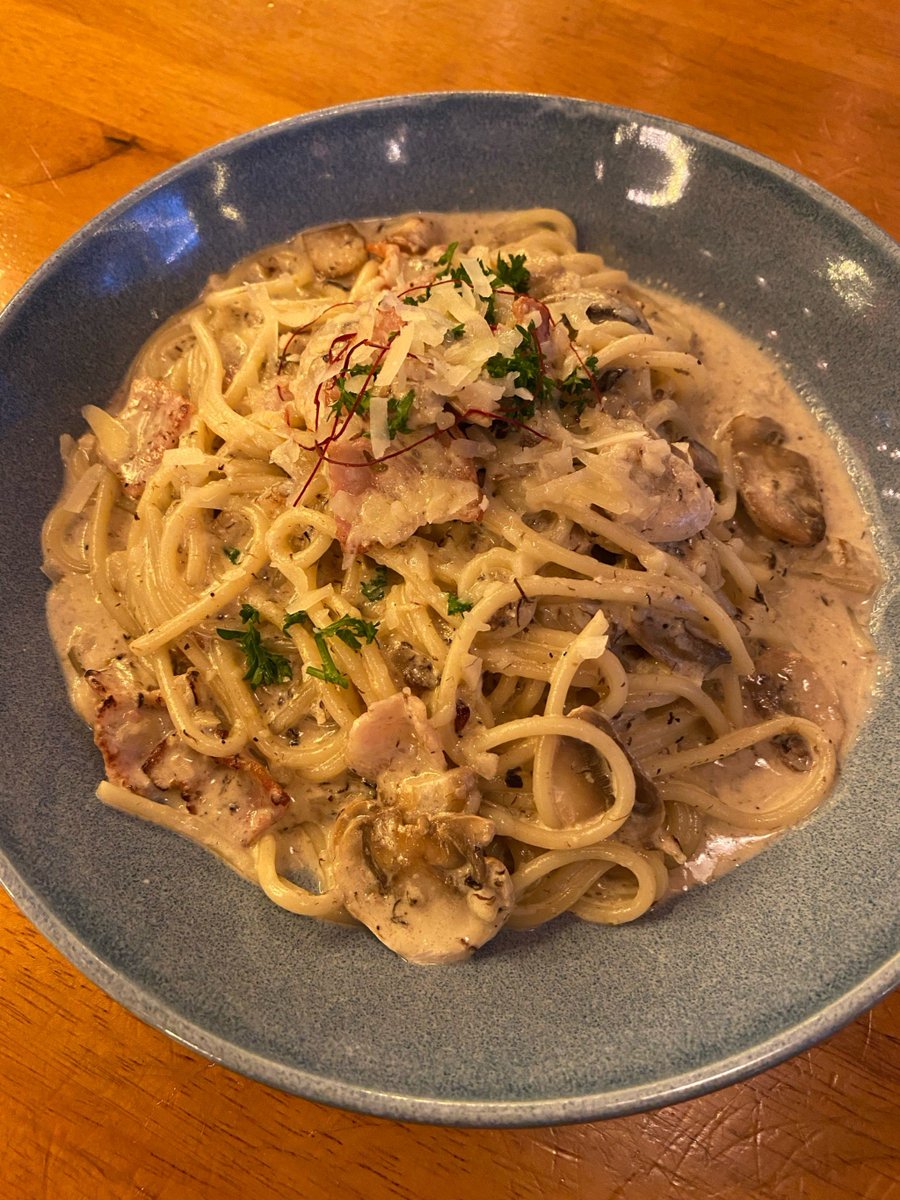 velvc627261's tweet photo. Just whipped up a cozy garlic butter mushroom pasta for dinner  Sautéed fresh mushrooms in garlicky butter, tossed with al dente pasta and a sprinkle of parmesan — 15 mins of pure comfort!， https://t.co/eG0cecLqHt