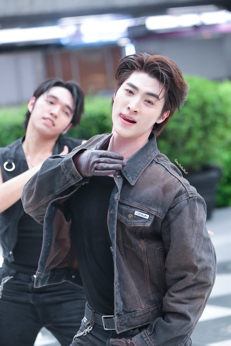 TataeIstheBest's tweet photo. เรื่อง หล่อๆ ในวันนี้  🔥✨

• #BLUEPONGTIWAT . #BlueBuskingatSiamParagon . #KISSCOMEKISS_BUSKING . #BLUE_KISSCOMEKISS • https://t.co/z9H9aRfUcK