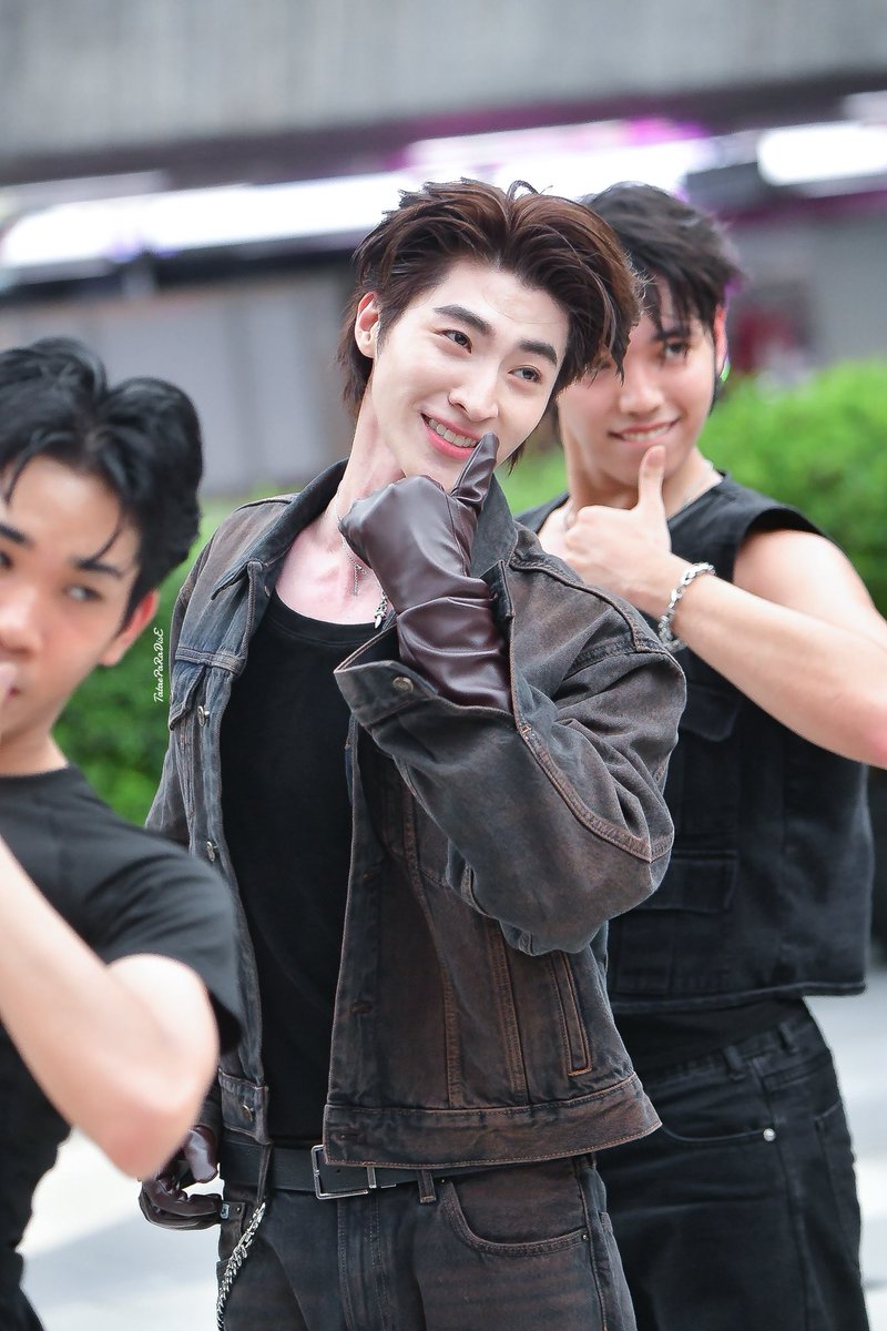 TataeIstheBest's tweet photo. เรื่อง หล่อๆ ในวันนี้  🔥✨

• #BLUEPONGTIWAT . #BlueBuskingatSiamParagon . #KISSCOMEKISS_BUSKING . #BLUE_KISSCOMEKISS • https://t.co/z9H9aRfUcK