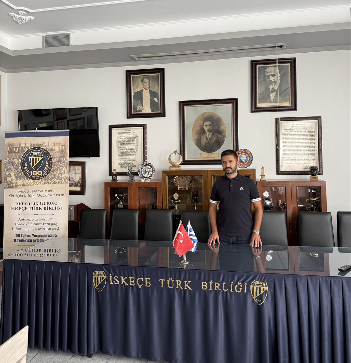 GuzelayDeniz's tweet photo. Tek suçları Yunanistan’da Türk olmak!

Gümülcine Türk Gençler Birliği ve İskeçe Türk Birliği’ni ziyaret ettik. İsimlerinde Türk kelimesi geçtiği için tabelaları Yunan hükümeti tarafından indirilmiş.

2012 yılında liderimiz Sn. Devlet Bahçeli'nin Batı Trakya ziyaretinde; İskeçe ve Gümülcine Türk Birliği'nde Türk kelimesinin yasaklanmasıyla ilgili;

"İsmini değil, kökünü de kazısalar ruhu yaşayacaktır, isminden Türk'ü çıkarmakla Türk yok olmaz. 

Bu yeşil ağacın altında kim Türkçe konuşuyorsa Türk odur" demişti.