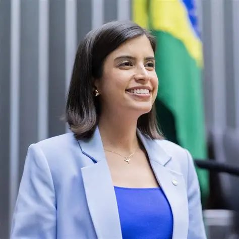 pamcosta21's tweet photo. Oi, eu sou a Tabata Amaral. Sou responsável pela Petição no STF a respeito do Filme Dark Horse. Meu partido é o PSB, o mesmo que disse que partidos de direita não podem peticionar o STF para pedir o afastamento do Diretor-Geral da PF que tomava whisky Macallan com Vorcaro em Londres. Eu sou linha auxiliar do PT! Eu sou Tabata Amaral, eu sou LULA! 🦑