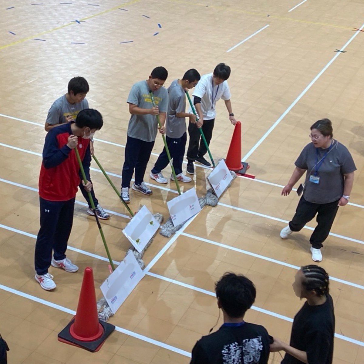 sendai_mirai's tweet photo. ビルロジコース専攻科の4名が、三幸フェスティバルのサポートへ🎉
 
熱い競技の合間に安全にプレーできるようフロアのモップ掛けを行いました🧹
連携ばっちりのチームワークで、仙台みらいのカッコいいところをしっかりアピールできました😎🏫
 
#仙台みらい高等学園 
#三幸フェスティバル https://t.co/0NRGzTYeKg