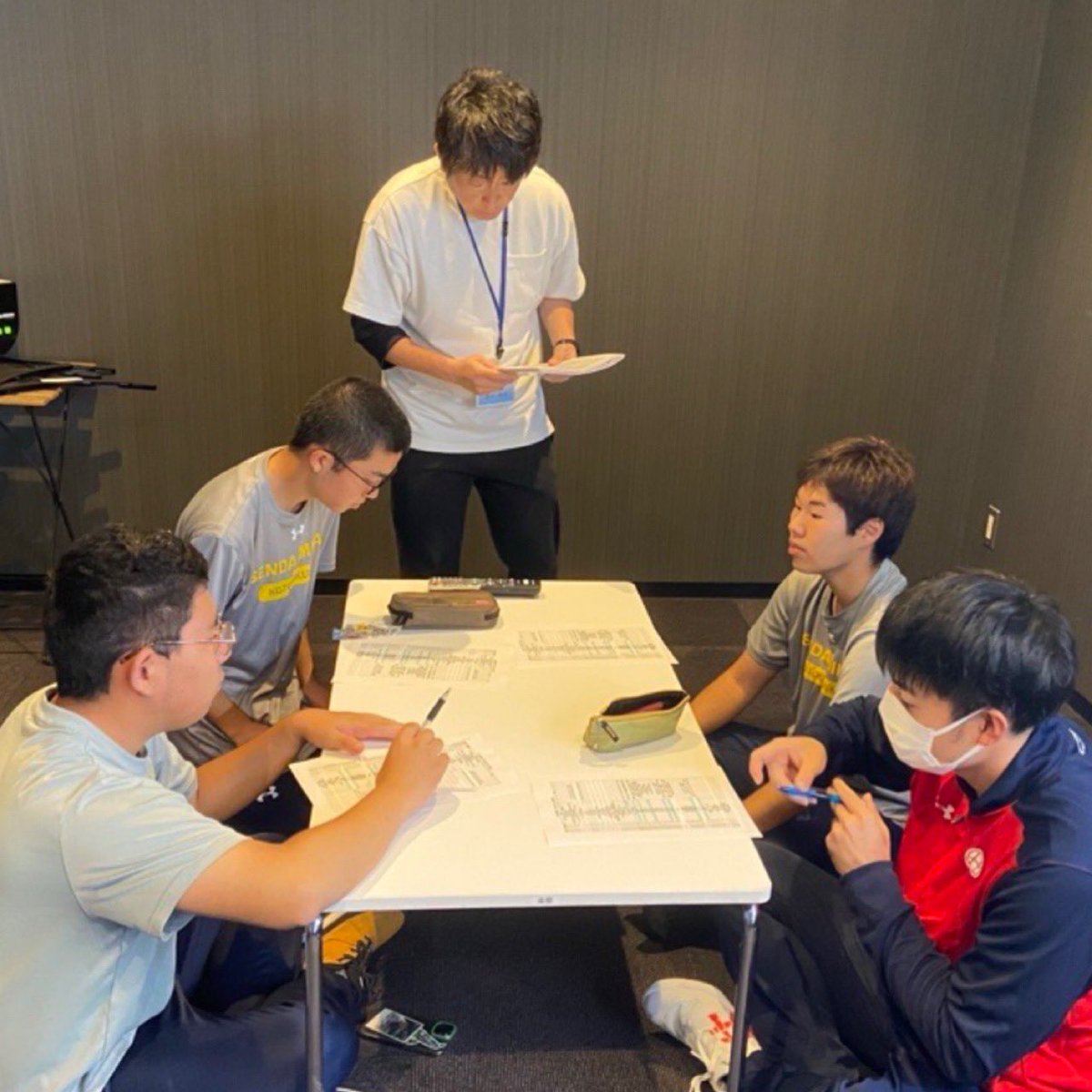 sendai_mirai's tweet photo. ビルロジコース専攻科の4名が、三幸フェスティバルのサポートへ🎉
 
熱い競技の合間に安全にプレーできるようフロアのモップ掛けを行いました🧹
連携ばっちりのチームワークで、仙台みらいのカッコいいところをしっかりアピールできました😎🏫
 
#仙台みらい高等学園 
#三幸フェスティバル https://t.co/0NRGzTYeKg