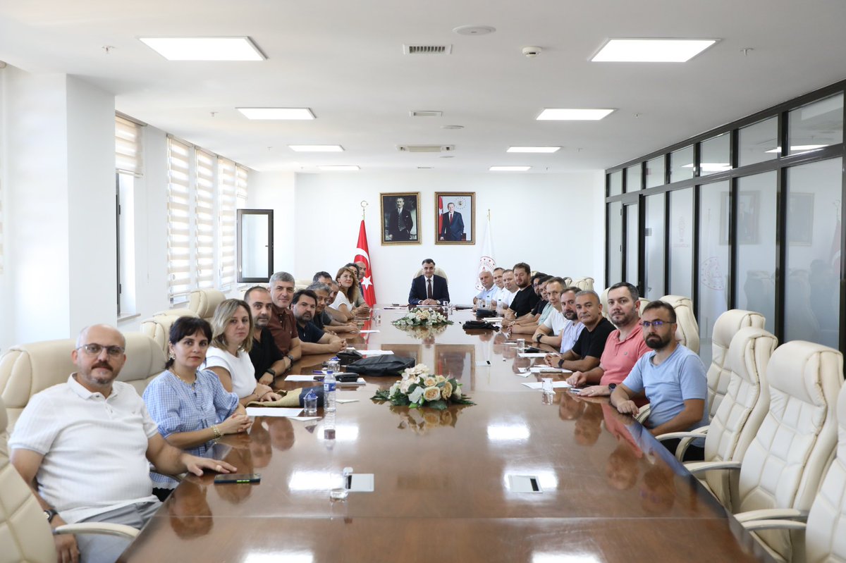 Ordu_MEM's tweet photo. İl Millî Eğitim Müdürümüz Sayın Mehmet Fatih Vargeloğlu, Müdürlüğümüz Yenilik ve Eğitim Teknolojileri Şubesi tarafından yürütülen Türkiye Yüzyılı Maarif Modeli Yapay Zeka Okuryazarlığı Programı kapsamında eğitim alan 2️⃣1️⃣ öğretmenimiz ile planlama toplantısı gerçekleştirdi.

#eğitimkentiORDU
#Ordu

@tcmeb @Yusuf__Tekin @TCOrduValiligi @mebyegitek @mhilmiguler @mfvargeloglu