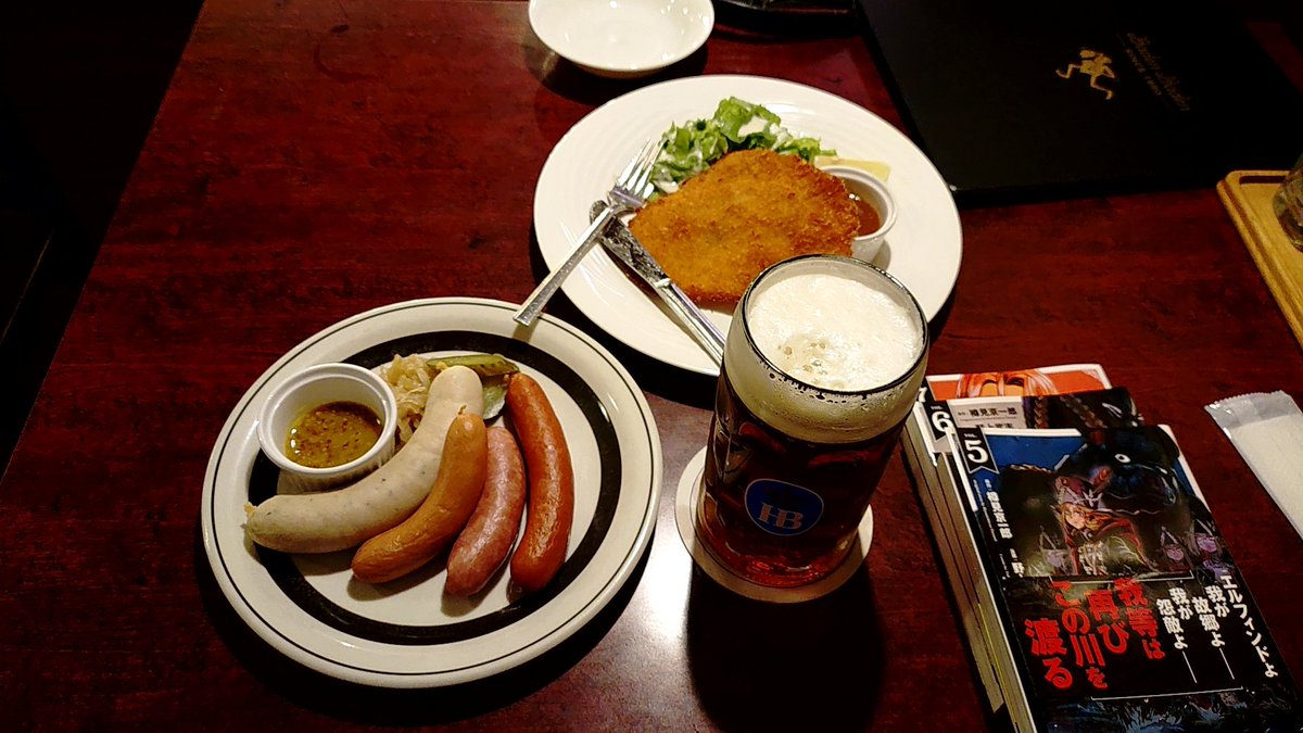 daijitk's tweet photo. @KulasanM #酒樽蔵之介 様の #オルクセン王国史。
7巻発売を機にベレリアント戦争開戦後の5〜7巻を買い再度読んでる。
一度「オルクセン王国史を読みながら #オルクセン飯 を食べる」をやりたかった。
アイスバイン・シュニッツェル・ブルスト・ドイツビール・ドイツワインならばオルクセン飯か(笑)。 https://t.co/JRcHKr1YrE
