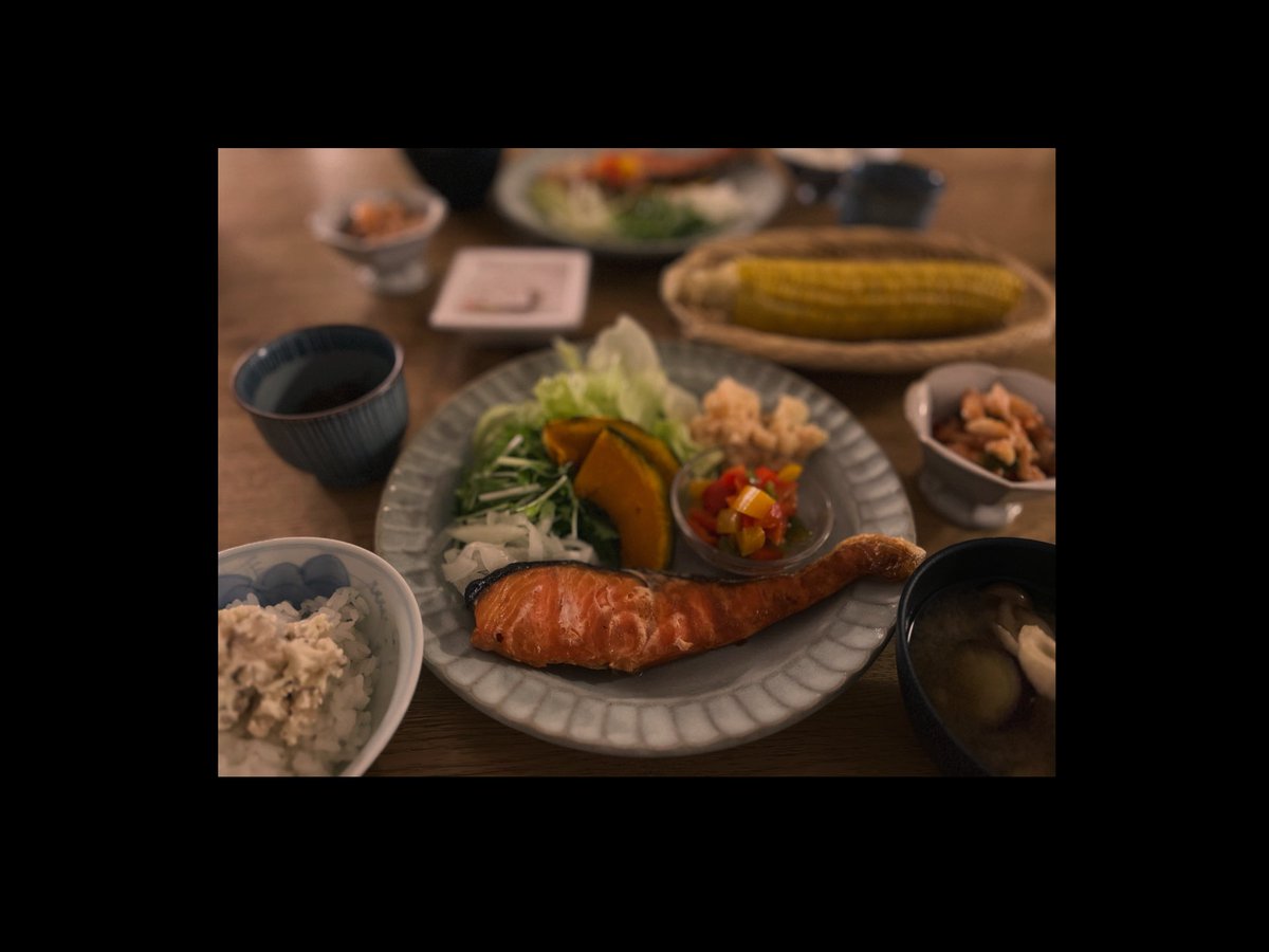 sthr3_m's tweet photo. そろそろとうもろこしの季節も終わりでしょうか

お味噌汁にさつまいもときのこを入れたら、お椀の中がすっかり秋めきました

ご飯にいぶりがっこクリームチーズをのせるのも私は好きですが、好みは分かれるところでしょうか

季節はこうして進んでいるのに荷造りはまだやらないの？ https://t.co/cox8D7C953