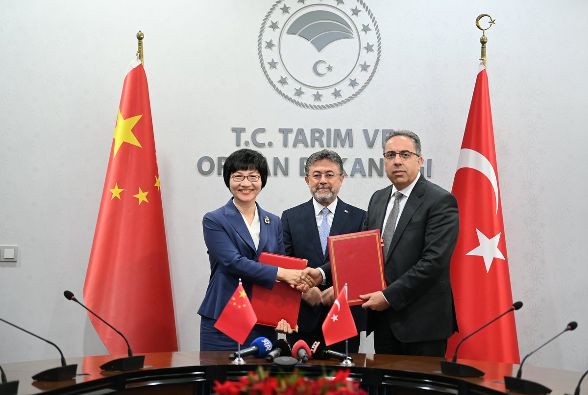ibrahimyumakli's tweet photo. 🇹🇷🇨🇳 Tarım diplomasisinde sınırları aşıyor, yeni pazarlara açılıyoruz.

✍️ Bakanlığımızda ağırladığımız Çin Halk Cumhuriyeti Gümrükler Genel İdaresi heyetiyle, üretiminde öncü ülkelerden olduğumuz "Defne Yaprağı”nın Çin’e ihracatının önünü açan protokolü imzaladık. 

📈 Mevcut ihracat hacmimizi bu dev pazarla çok daha yukarılara taşıyacak, ürünlerimizin katma değerini artıracağız. 

Ülkemiz tarımına, ihracatçımıza ve üreticilerimize hayırlı, uğurlu olsun.