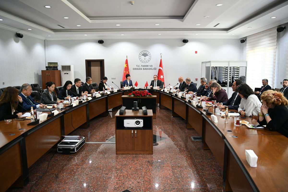 ibrahimyumakli's tweet photo. 🇹🇷🇨🇳 Tarım diplomasisinde sınırları aşıyor, yeni pazarlara açılıyoruz.

✍️ Bakanlığımızda ağırladığımız Çin Halk Cumhuriyeti Gümrükler Genel İdaresi heyetiyle, üretiminde öncü ülkelerden olduğumuz "Defne Yaprağı”nın Çin’e ihracatının önünü açan protokolü imzaladık. 

📈 Mevcut ihracat hacmimizi bu dev pazarla çok daha yukarılara taşıyacak, ürünlerimizin katma değerini artıracağız. 

Ülkemiz tarımına, ihracatçımıza ve üreticilerimize hayırlı, uğurlu olsun.