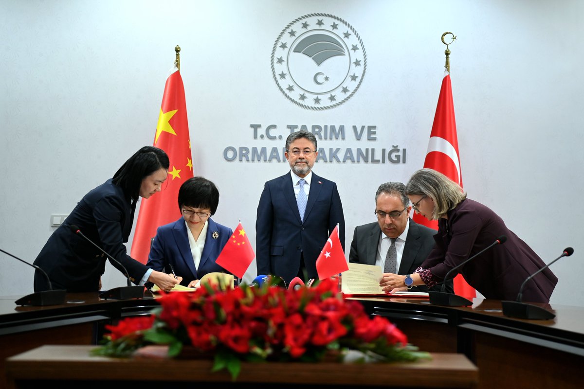 ibrahimyumakli's tweet photo. 🇹🇷🇨🇳 Tarım diplomasisinde sınırları aşıyor, yeni pazarlara açılıyoruz.

✍️ Bakanlığımızda ağırladığımız Çin Halk Cumhuriyeti Gümrükler Genel İdaresi heyetiyle, üretiminde öncü ülkelerden olduğumuz "Defne Yaprağı”nın Çin’e ihracatının önünü açan protokolü imzaladık. 

📈 Mevcut ihracat hacmimizi bu dev pazarla çok daha yukarılara taşıyacak, ürünlerimizin katma değerini artıracağız. 

Ülkemiz tarımına, ihracatçımıza ve üreticilerimize hayırlı, uğurlu olsun.