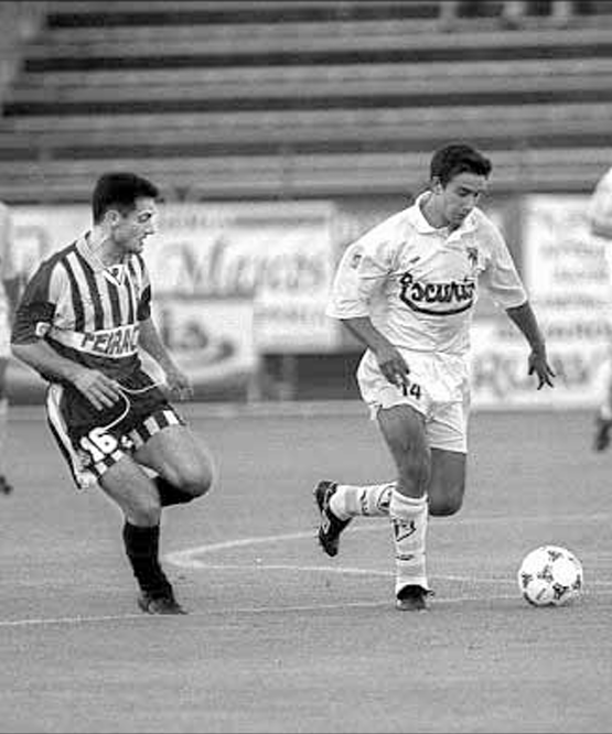 HistCompos's tweet photo. 10/09/1995. Hace 31 años, el Compos humillaba al Depor en San Lázaro. Dos goles de Fabiano, uno de José Ramón y otro de Ohen ponían el 4-0 en el marcador de San Lázaro en una cita histórica. 
Con esto, el Compos se situaba segundo en la Liga por primera vez. https://t.co/hmEc5c6FVz