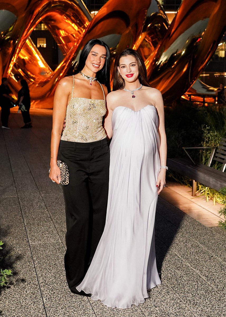 dualipabrasil's tweet photo. DUA LIPA &amp; ANNE HATHAWAY. https://t.co/slqpqpx7n3