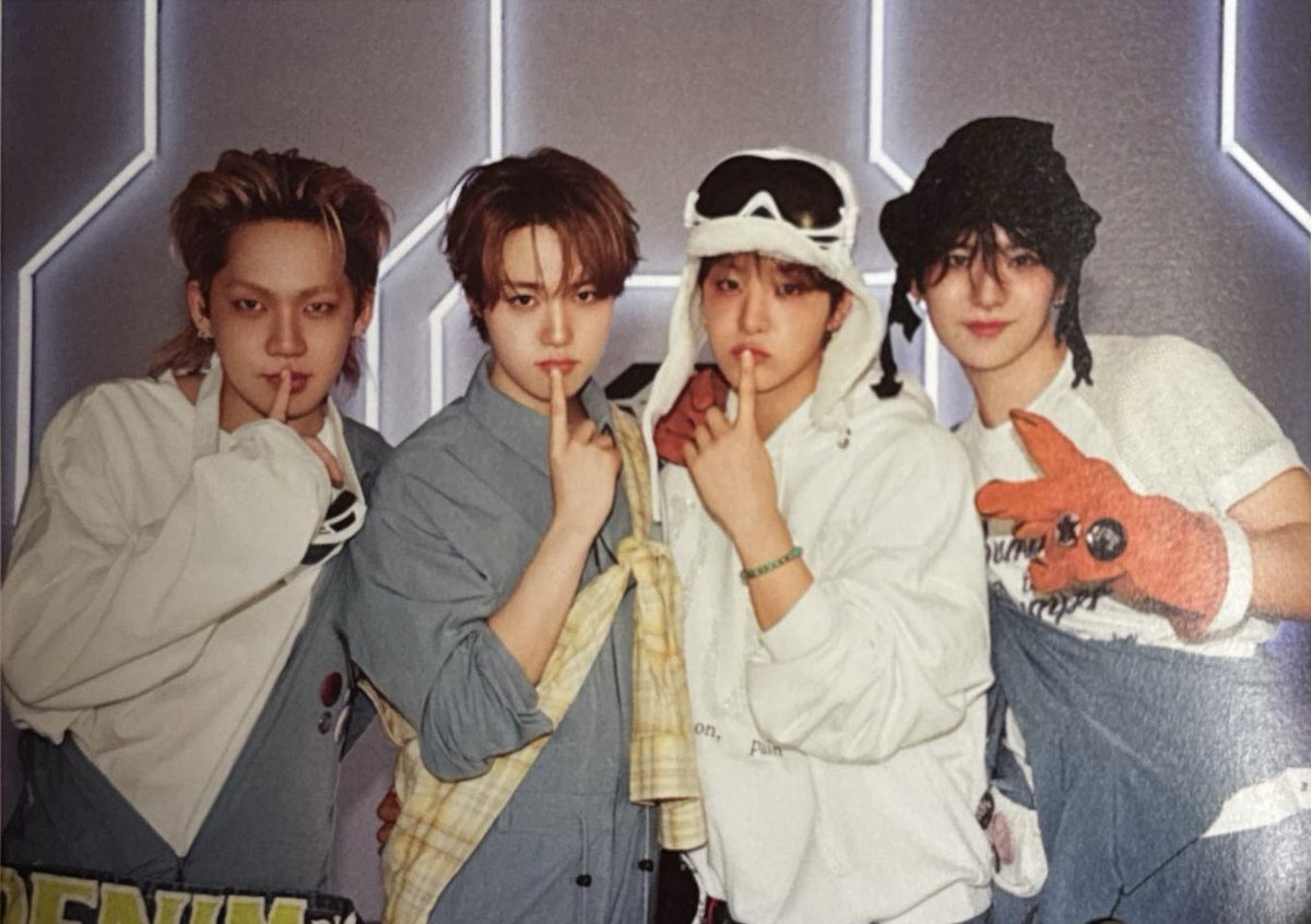 imhphoho's tweet photo. 6주년 포토북 유닛포토 #도영 #트레저 📓 https://t.co/tFVeN4Bcfo