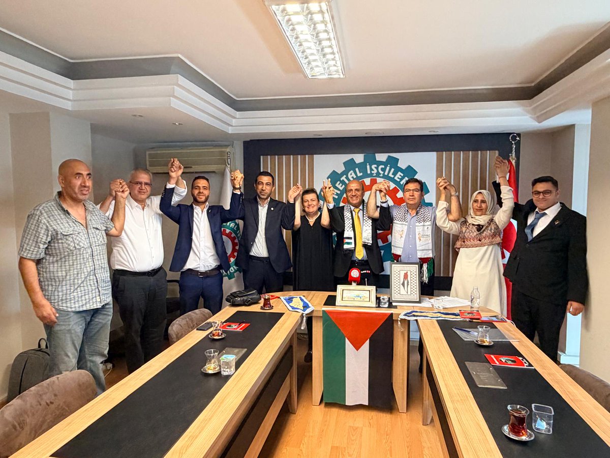 BirlesikMetal's tweet photo. 🔴Filistinli sınıf kardeşlerimizle ortak mücadeleyi büyüteceğiz!✊

🇵🇸Filistinli İşçiler Genel Sendikası (GUPW) ile Gazze Petrokimya ve Gaz İşçileri Sendikası temsilcilerinden oluşan heyeti bugün sendikamızın genel merkezinde ağırladık.

📌 Görüşmede Filistin’de yaşanan soykırım ve yıkımın yanı sıra Türkiye’de yaşayan Filistinli işçilerin çalışma hayatında karşılaştıkları sorunları ele aldık. Filistinli işçilerin haklarının korunması, örgütlenme ve hak arama süreçlerinin desteklenmesi, hukuki ve sosyal sorunlarının çözülmesi için birlikte yürütülebilecek çalışmaları değerlendirdik.

📢Görüşmenin ardından düzenlenen basın toplantısında, Genel Başkanımız Özkan Atar ve GUPW Türkiye Şubesi Başkanı Dr. Ayman Abu Alsaud açıklamalarda bulundu. Toplantıya DİSK’e bağlı Dev Yapı-İş, Sosyal-İş, Gıda-İş, Limter-İş, Basın-İş ve Güvenlik-Sen’in başkan ve yöneticileri de katıldı.

🎁 Ziyaretin sonunda karşılıklı olarak hediyeler takdim edildi. Toplantı, hep bir ağızdan atılan “Nehirden denize özgür Filistin!” sloganıyla sona erdi.

🔗 Haberin tamamı👇
https://t.co/cSFb1QPXPE

#NehirdenDenizeÖzgürFilistin #YaşasınSınıfDayanışması #YaşasınEnternasyonalDayanışma