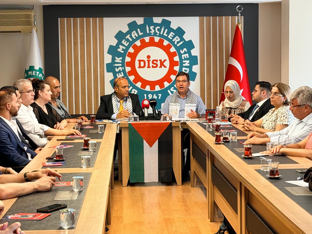 BirlesikMetal's tweet photo. 🔴Filistinli sınıf kardeşlerimizle ortak mücadeleyi büyüteceğiz!✊

🇵🇸Filistinli İşçiler Genel Sendikası (GUPW) ile Gazze Petrokimya ve Gaz İşçileri Sendikası temsilcilerinden oluşan heyeti bugün sendikamızın genel merkezinde ağırladık.

📌 Görüşmede Filistin’de yaşanan soykırım ve yıkımın yanı sıra Türkiye’de yaşayan Filistinli işçilerin çalışma hayatında karşılaştıkları sorunları ele aldık. Filistinli işçilerin haklarının korunması, örgütlenme ve hak arama süreçlerinin desteklenmesi, hukuki ve sosyal sorunlarının çözülmesi için birlikte yürütülebilecek çalışmaları değerlendirdik.

📢Görüşmenin ardından düzenlenen basın toplantısında, Genel Başkanımız Özkan Atar ve GUPW Türkiye Şubesi Başkanı Dr. Ayman Abu Alsaud açıklamalarda bulundu. Toplantıya DİSK’e bağlı Dev Yapı-İş, Sosyal-İş, Gıda-İş, Limter-İş, Basın-İş ve Güvenlik-Sen’in başkan ve yöneticileri de katıldı.

🎁 Ziyaretin sonunda karşılıklı olarak hediyeler takdim edildi. Toplantı, hep bir ağızdan atılan “Nehirden denize özgür Filistin!” sloganıyla sona erdi.

🔗 Haberin tamamı👇
https://t.co/cSFb1QPXPE

#NehirdenDenizeÖzgürFilistin #YaşasınSınıfDayanışması #YaşasınEnternasyonalDayanışma