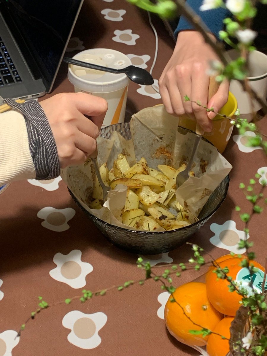 shinf878304's tweet photo. Just shared a bag of crispy matcha cookies with my desk mate – snack vibes = 100%  Who else loves sneaking little treats with their people https://t.co/Ta1mLqWjLf