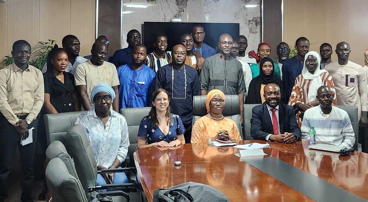 Imagen de grupo de una veintena de personas, entre las que se encuentran Néstor Nongo Nsala, Consejero de Trabajo, Migraciones y Seguridad Social, Embajada de España en Senegal y Ramatoulaye Niang, Directora General del Trabajo y de la Seguridad Social y nuestra compañera del INSST Laura Carrillo.