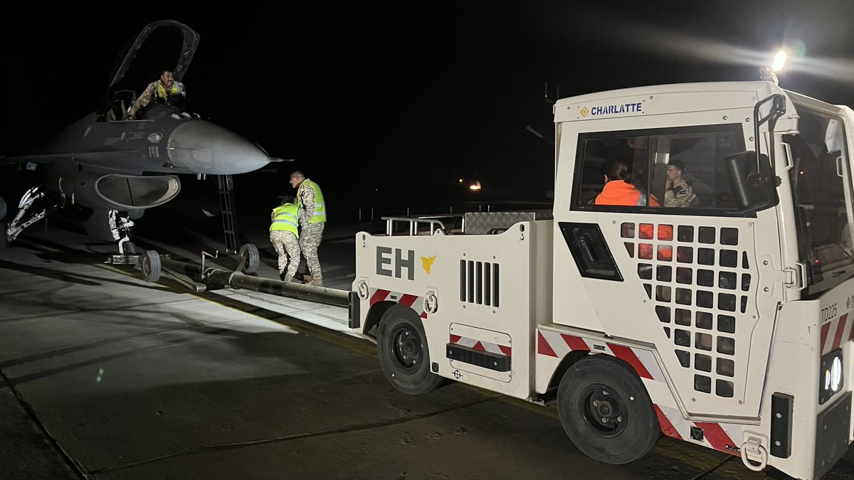 SomeFrench1991's tweet photo. On November 12th 2025, four #RJAF F-16AM/BMs were forced to divert to Prince Hassan AB (H5), due to the runways at MSAB being closed

French ground crews helped service and refuel the Vipers, enabling them to return to their home base 🇫🇷🤝🇯🇴

Source: https://t.co/cqOhLvMboN https://t.co/3a4BTtGlJA