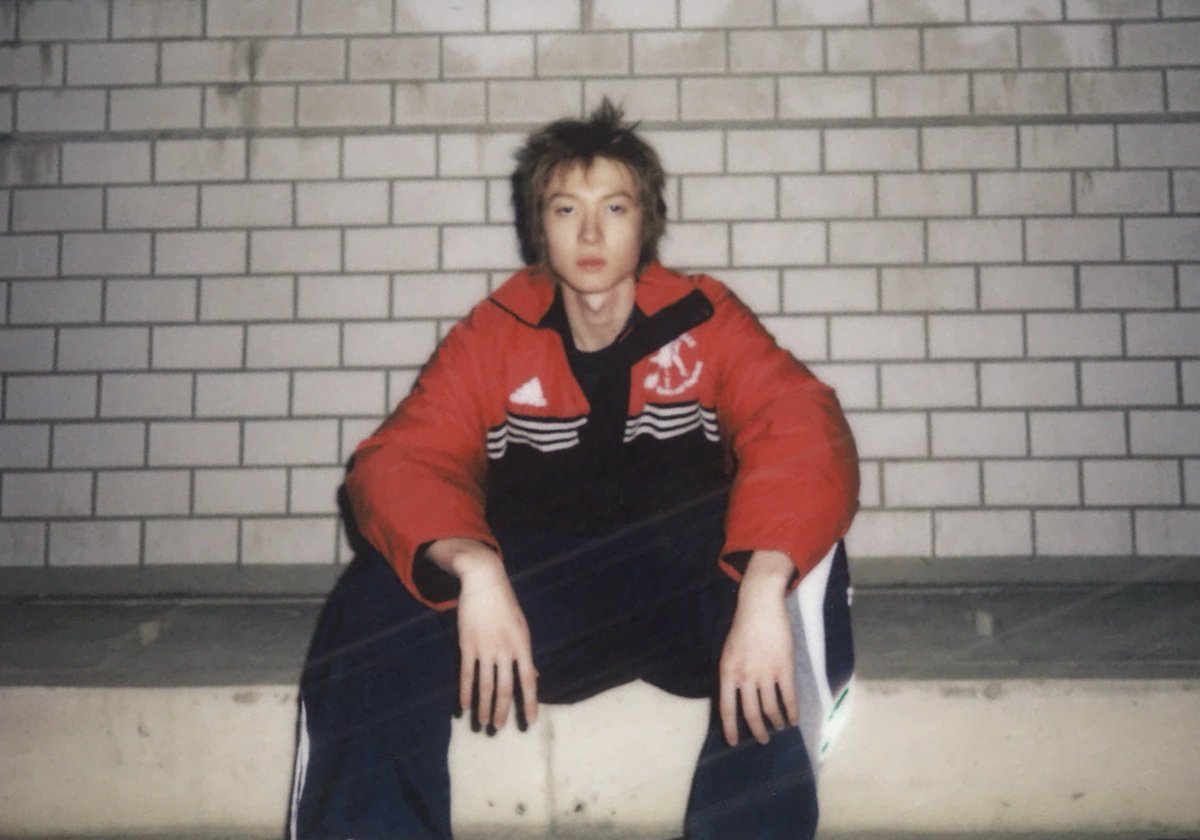 marttiniey's tweet photo. kalo liat martin tuh selalu keliatan old vibes banget, literally like a teenager from the 90s. beneran senostalgia itu, mana bule banget lagi https://t.co/XWlOyImGr5